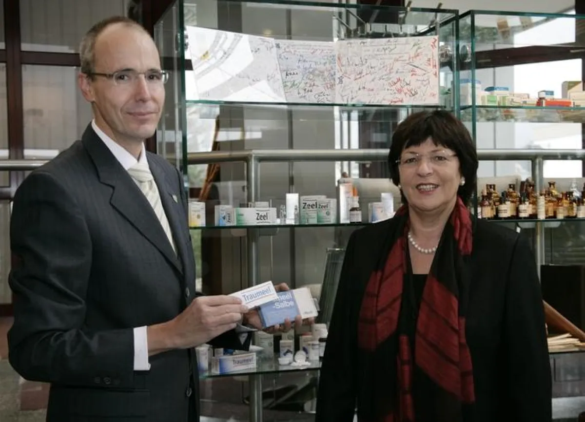 Ulla Schmidt und Geschäftsführer Ralph Schmidt bei der Begrüßung im Unternehmen Biologische Heilmittel Heel GmbH (Foto: Heel GmbH)