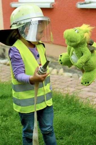 Bild: Feuerwehrleute, Zirkusclowns und Akrobaten – Buntes Kinderbetreuungsprogramm im Familotel Sonnenpark
