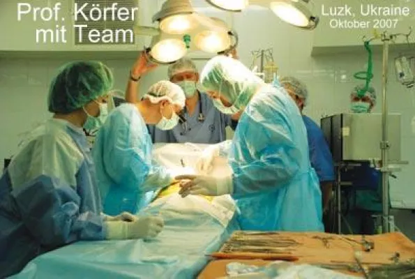 Bild: Prof. Körfer operiert vor laufenden Kameras in der Ukraine