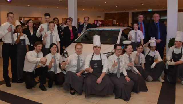 Bild: Nells Park Hotel zeichnet besten Azubi mit dem AzubiCAR aus
