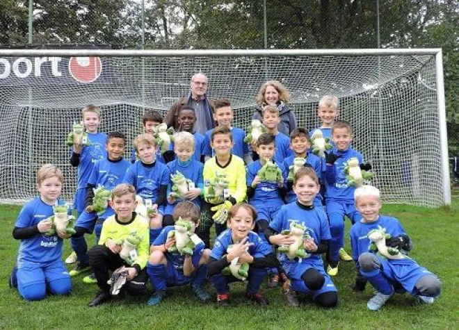 Bild: Anstoß für das erste LegaKids-Fußballteam!