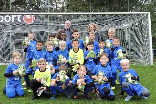 Bild: Anstoß für das erste LegaKids-Fußballteam!