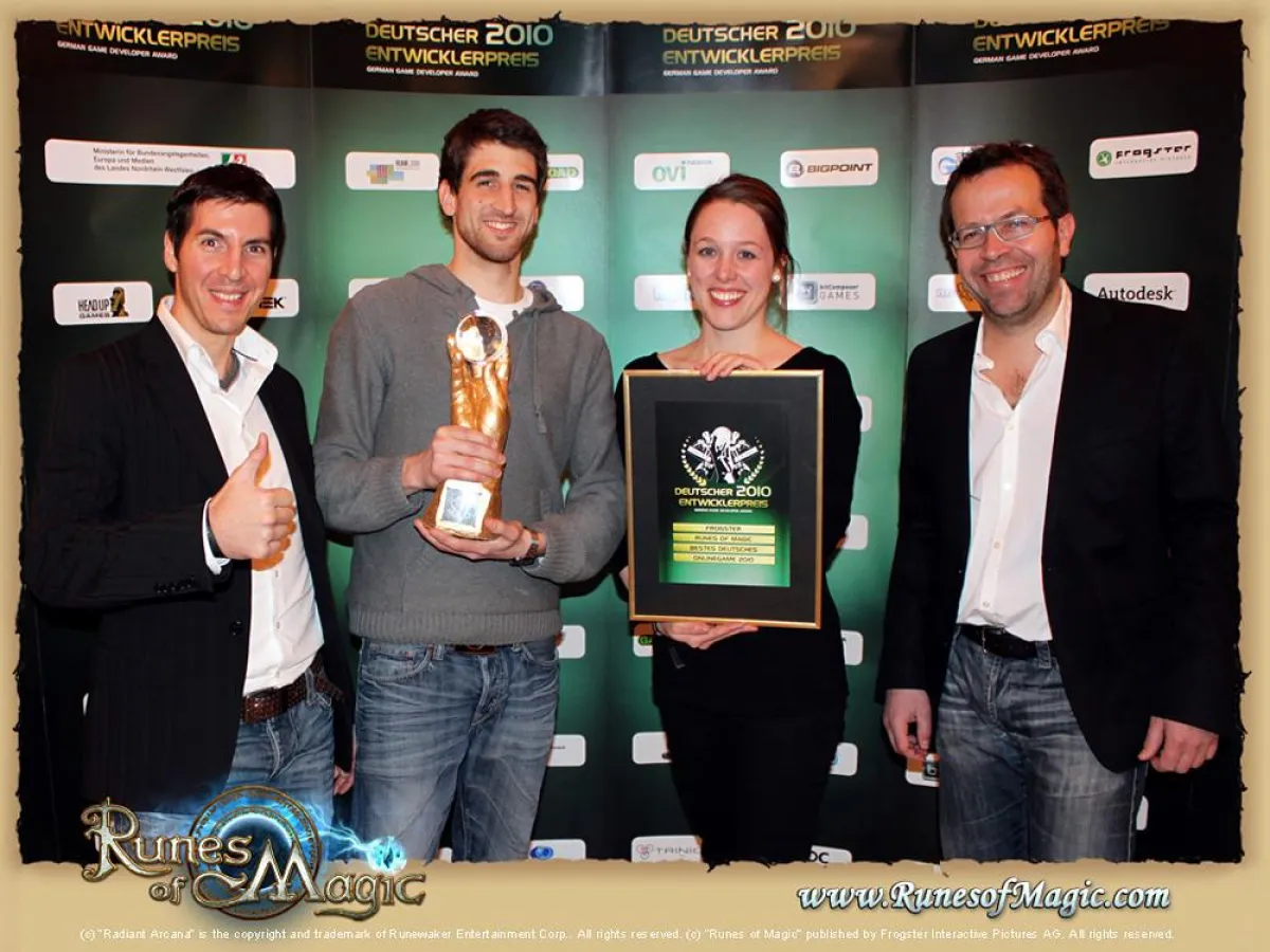 Frogster-Team nimmt den Deutschen Entwicklerpreis entgegen (v.l.: Axel Schmidt, Matthias Schwill, Rebekka Knutzen und Dirk Weyel)
