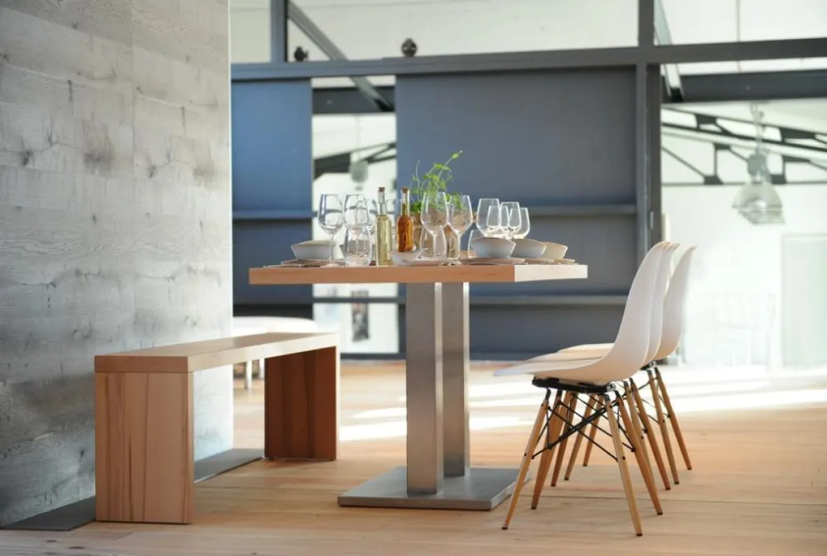 Designmöbel und Table Top sind großzügig im neuen Showroom von Party Rent in Bremen ausgestellt.