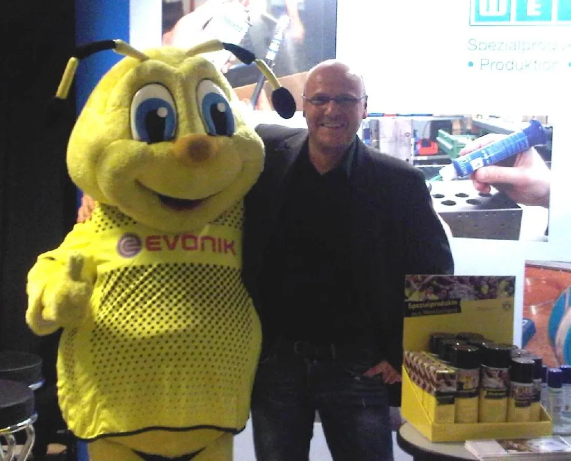BVB-Maskottchen Emma mit WEICON-Werbeleiter Martin Krawinkel