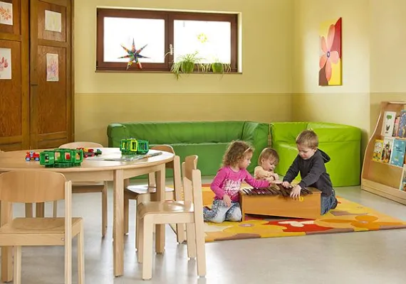 Bild: Lehmputz und Lehmfarbe im Kindergarten - Natürliche Wandgestaltung - bunt und wohngesund