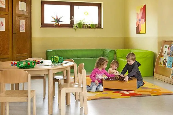 Lehmputz und Lehmfarbe im Kindergarten - Natürliche Wandgestaltung - bunt und wohngesund Bild: Lehmputz und Lehmfarbe im Kindergarten - Natürliche Wandgestaltung - bunt und wohngesund