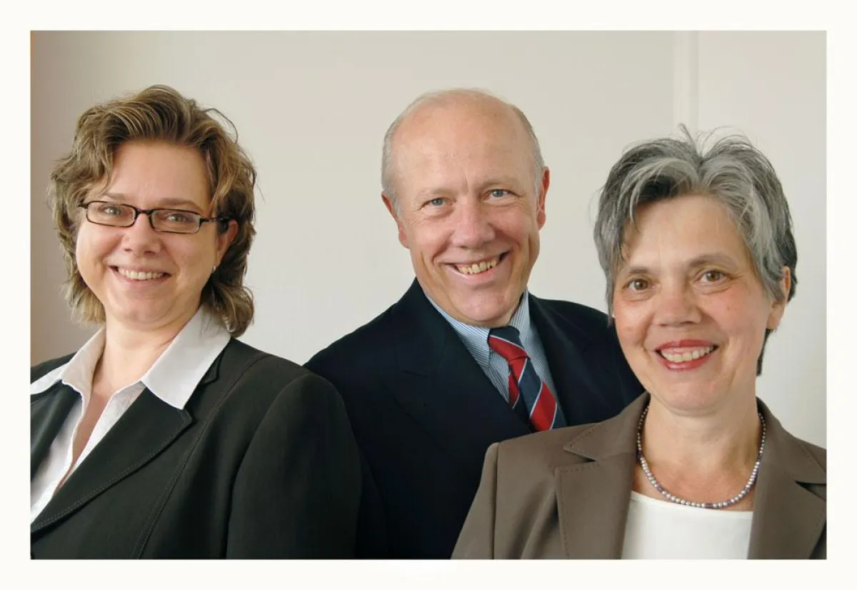 Albrecht und Gabriele v. Bonin sowie Sabine Hönack stehen beim Karriere-Telefon Rede und Antwort