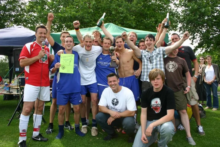 Bild: Fußballturnier Schüler gegen Lehrer - Angehende Elektrotechniker gewinnen den Rheinischen Cup