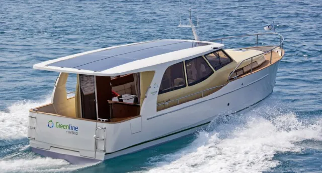 Bild: Hybrid Boot erstmalig auf der Mecklenburger Seenplatte zu mieten