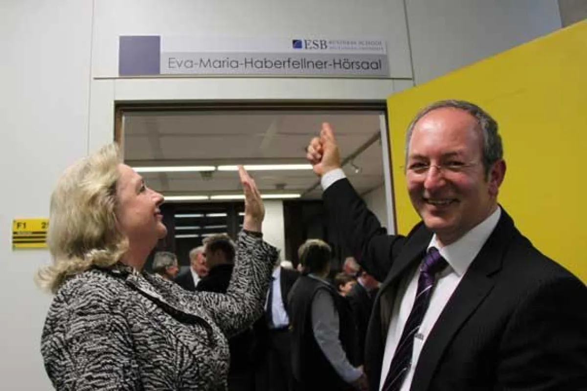 Professorin Dr. Dr. Eva Maria Haberfellner mit ESB-Dekan Prof. Dr. Ottmar Schneck
