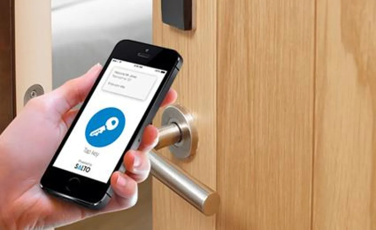 Mit Mobile Key öffnen Gäste ihr Hotelzimmer mit dem Smartphone.
