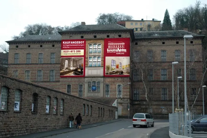 Bild: Mega-Banner schmückt Gebäudekomplex