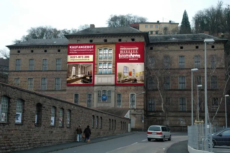 Mega-Banner schmückt Gebäudekomplex Bild: Mega-Banner schmückt Gebäudekomplex