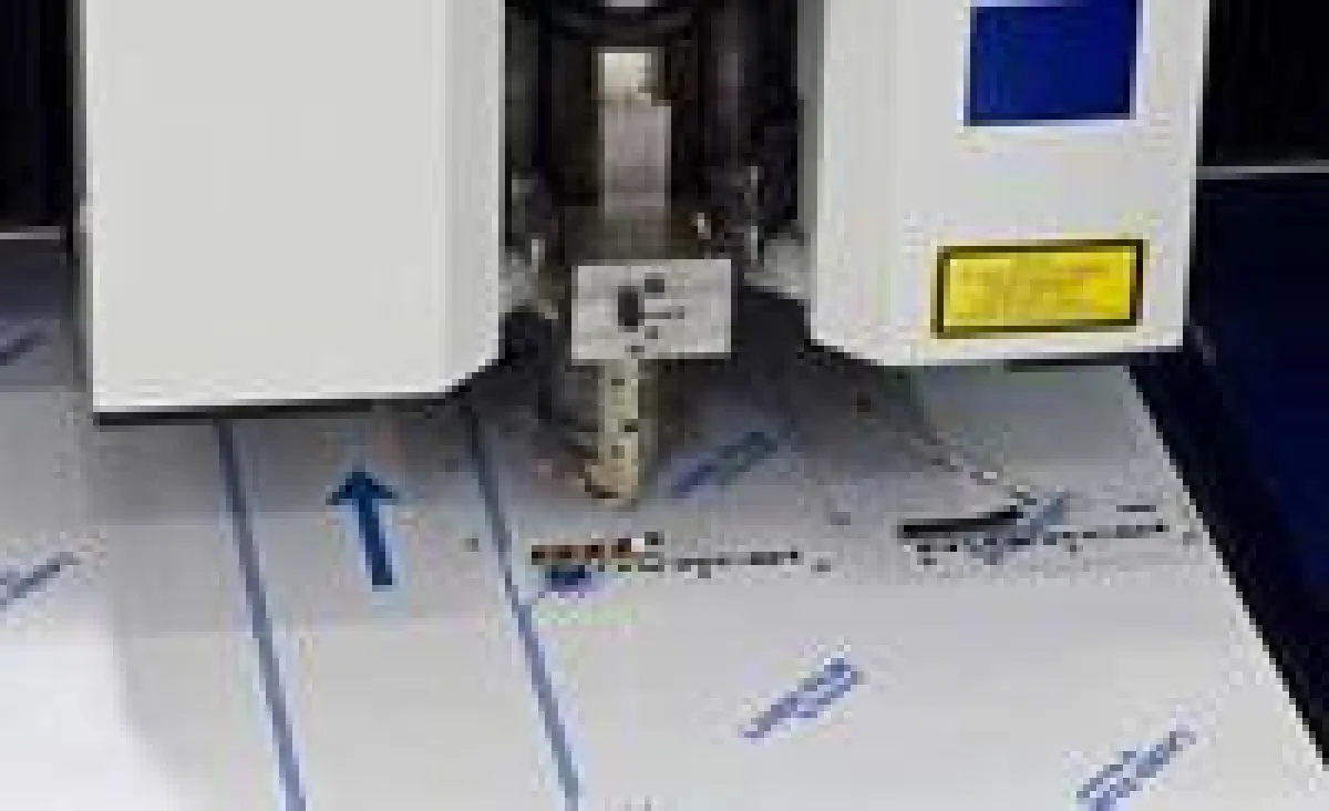 Die lösungsmittelfreie Schutzfolie 4226REN von Novacel ermöglicht das Laserschneiden von beschichteten Blechen in einem einzigen Durchgang und gibt die Walz- und Schleifrichtung an.
