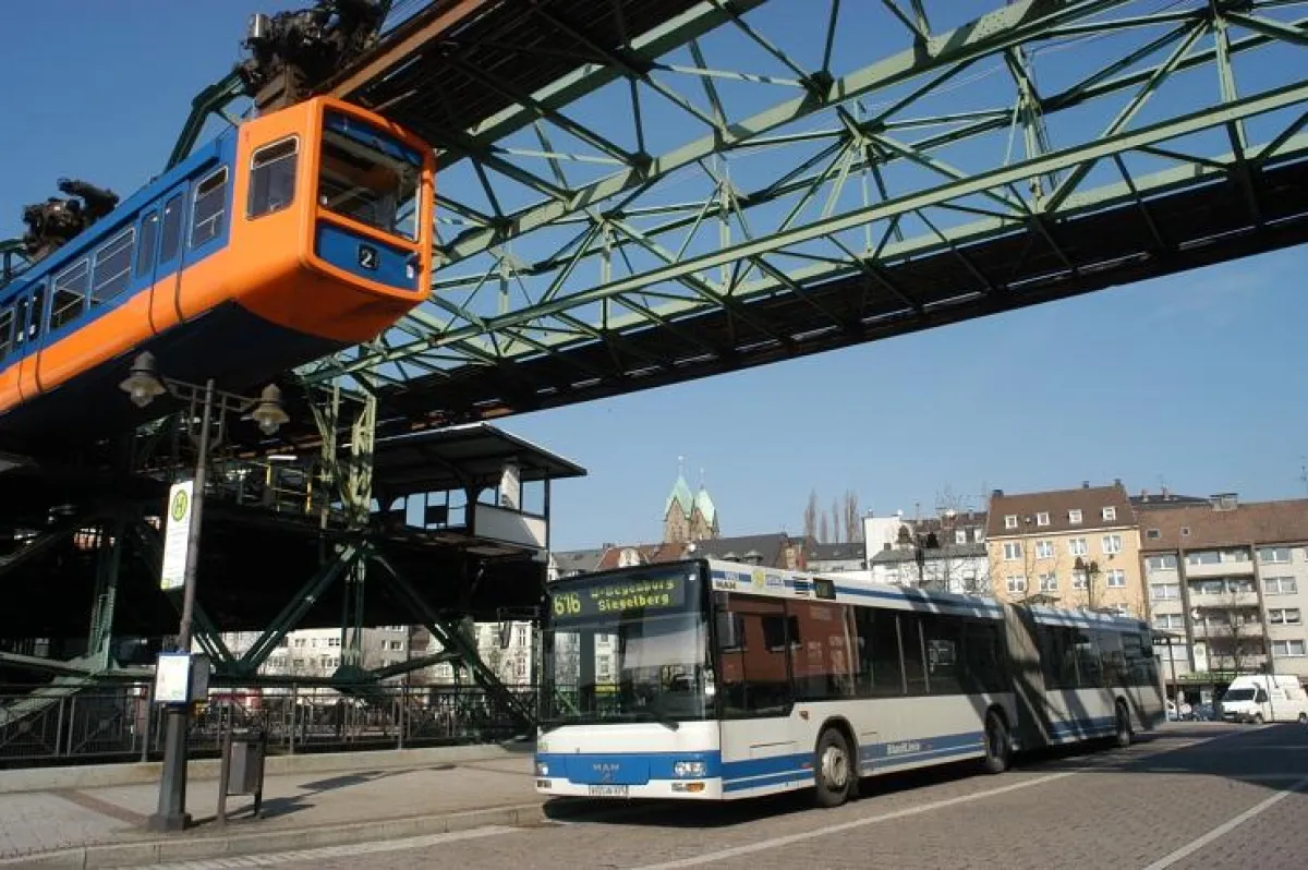 Ob Bus oder Schwebebahn: In Wuppertal wird größter Wert auf eine qualitativ hochwertige Ausbildung der FahrerInnen gelegt.