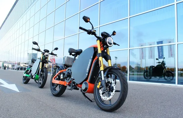 Kult-Fahrzeuge auf zwei und vier Rädern: eROCKIT zu Gast im V8 Hotel Motorworld Region Stuttgart Bild: Kult-Fahrzeuge auf zwei und vier Rädern: eROCKIT zu Gast im V8 Hotel Motorworld Region Stuttgart