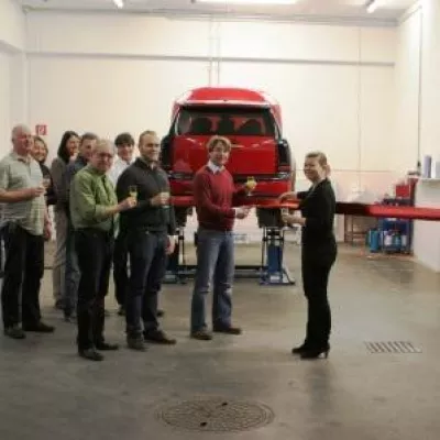 Bild: Ebinger & Sohn feiert die Eröffnung der neuen Beklebungshalle