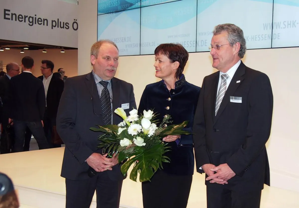 Umweltministerin Lucia Puttrich (M.) und Landesinnungsmeister Jürgen Jakob (li.) auf der ISH 2013