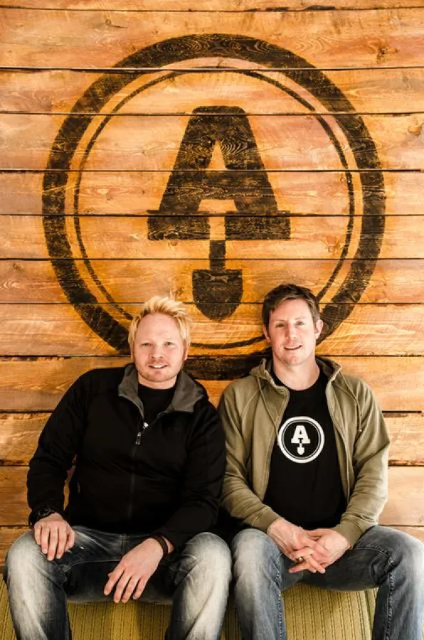 Tobias Paulert (li.) und Birger Brock (re.) aus Essen gründeten die Ackerhelden Ende 2012