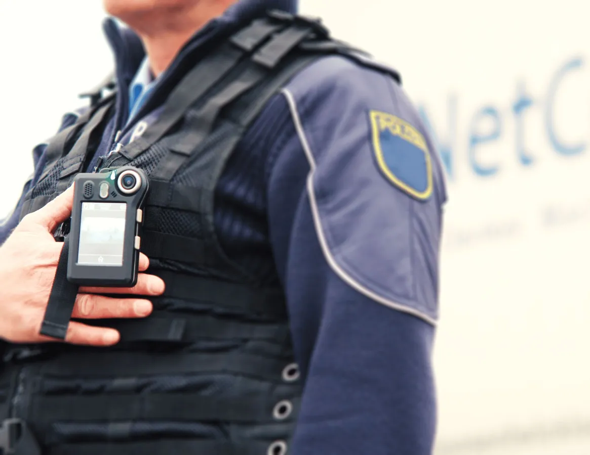 NetCo Body-Cam mit großem deeskalierend wirkendem Frontdisplay (© NetCo Professional Services GmbH)