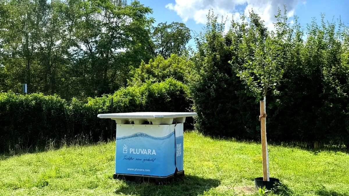 Eine Kombination aus autarker Regenwassernutzung und intelligenter Unterflurbewässerung. (© pluvara GmbH)