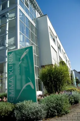 Bild: Fachlicher Austausch in der Emma Klinik: Ärzte aus St. Petersburg zu Gast in Seligenstadt