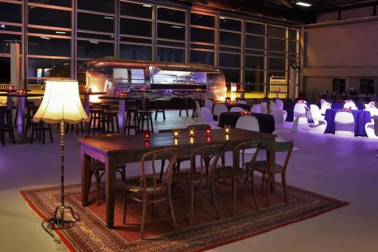 Vintage-Wohnzimmer im Flugzeughangar Bild: Vintage-Wohnzimmer im Flugzeughangar