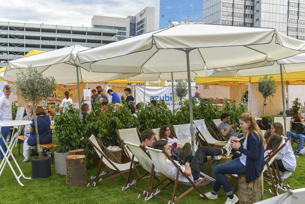 Die lockere Atmosphäre loben viele Besucher: Hier am Meetingpoint bei der Premiere von azubion 2016