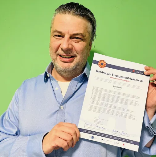 Ausgezeichnetes Engagement — Ralf Wenzel erhält Urkunde Bild: Ausgezeichnetes Engagement — Ralf Wenzel erhält Urkunde