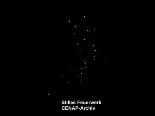 Bild: Silvesternacht: Out of the Blue - 'UFO-Lichtercluster/UFO-Armada' sorgen als LED-Ballone für Leuchteffekte