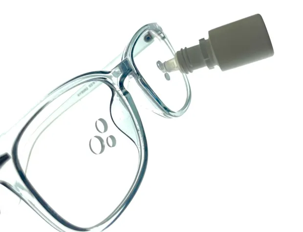 Bild: Selbständig Ihre Augen tropfen mit der Tropfbrille von Droppie