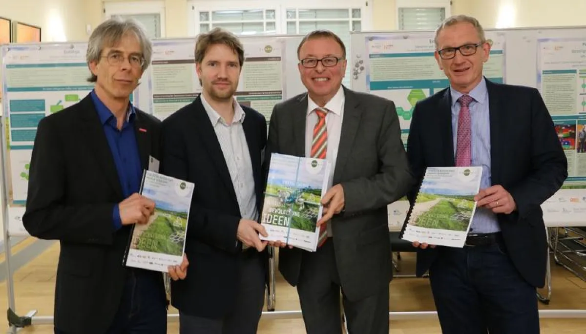 Übergabe des Energiekonzepts an die Lokalakteure: Stefan Gustav von der HWK Koblenz, Projektleiter Dr. André Schaffrin, Landrat Dr. Jürgen Pföhler, Bürgermeister Guido Orthen (v.l.n.r.) (Ansgar Skoda 