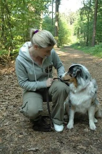Bild: Auf den Hund gekommen: Dogsight bietet TV-Moderatorin Bettina Böttinger Unterstützung
