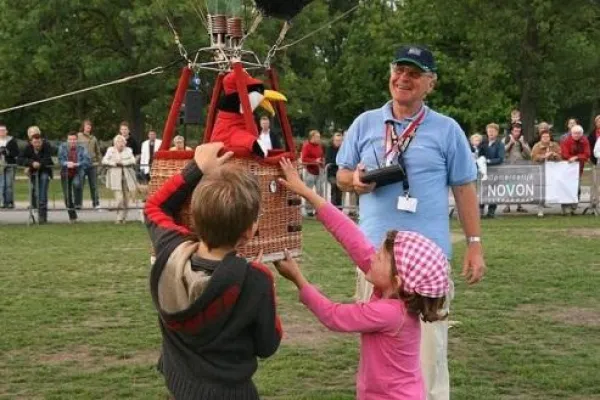 Bild: 4. Internationalen Warsteiner Balloon Sail 2010: Unterricht mal anders: Heißluftballon-Lernprogramm für Kinder