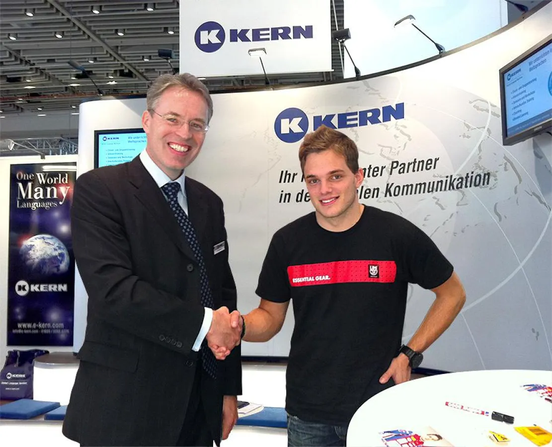 Dr. Thomas Kern und Simon Trummer besiegeln die Sponsoring-Partnerschaft per Handschlag.