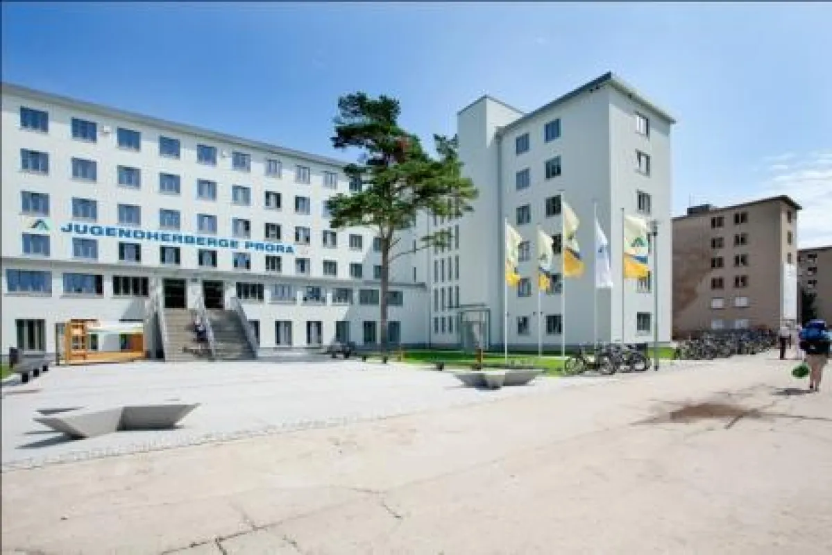 Starker Kontrast: Block V erstrahlt in neuem Glanz. Die restlichen Gebäude des riesigen Komplexes stehen immer noch leer.