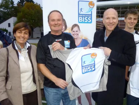 Bild: „Der richtige Biss“ sponsert Fußballtrikots für die Jugendmannschaften des TSV Solln