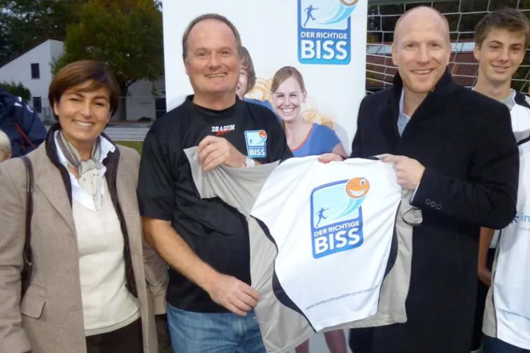 „Der richtige Biss“ sponsert Fußballtrikots für die Jugendmannschaften des TSV Solln Bild: „Der richtige Biss“ sponsert Fußballtrikots für die Jugendmannschaften des TSV Solln