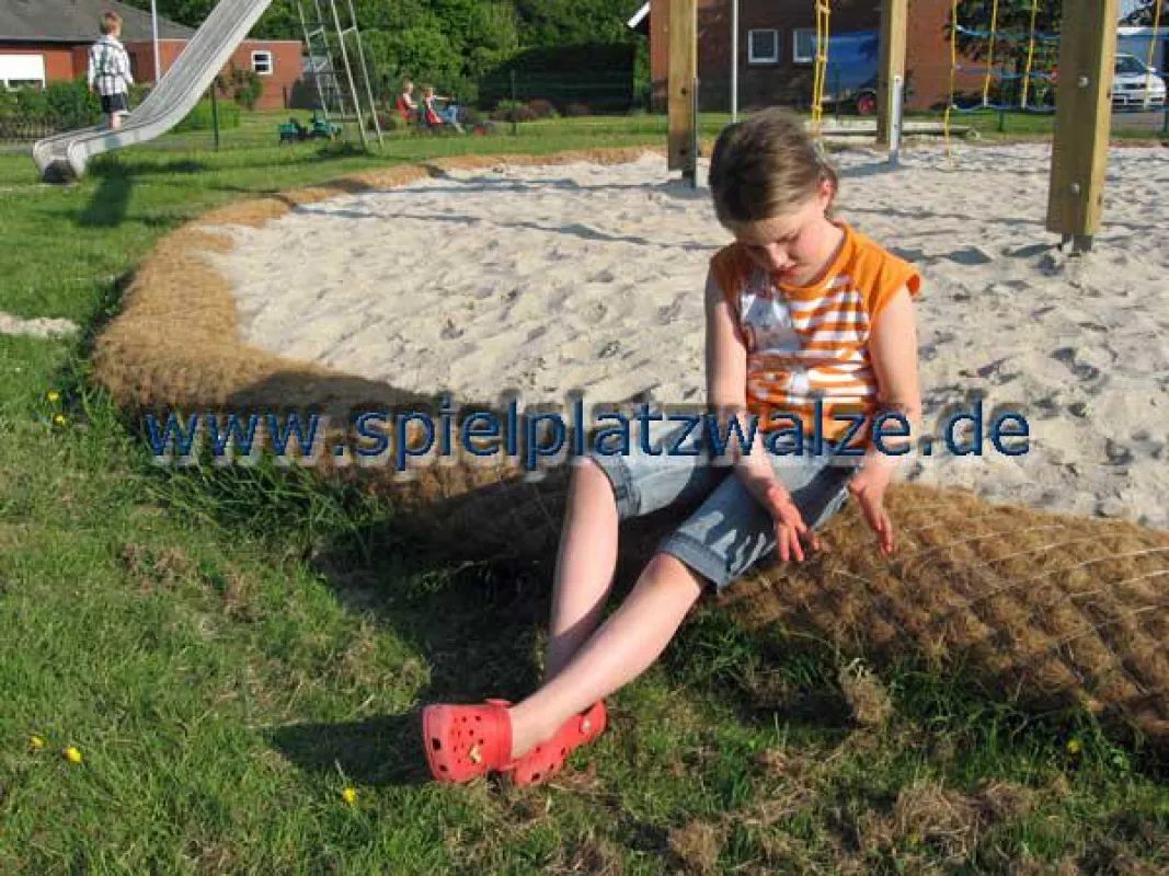 Spielplatzwalze als flexible Einfassung einer Sandspielfläche