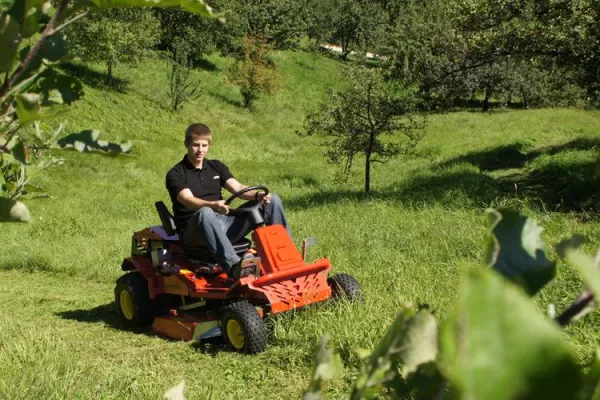 Bild: Go-Kart Feeling beim Mähen am Hang
