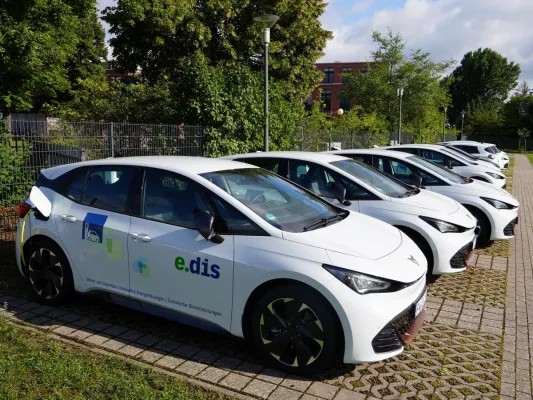 Bild: E-Mobilität in Brandenburg und Mecklenburg-Vorpommern: Netzbetreiber E.DIS stellt Fuhrpark für Energiewende um