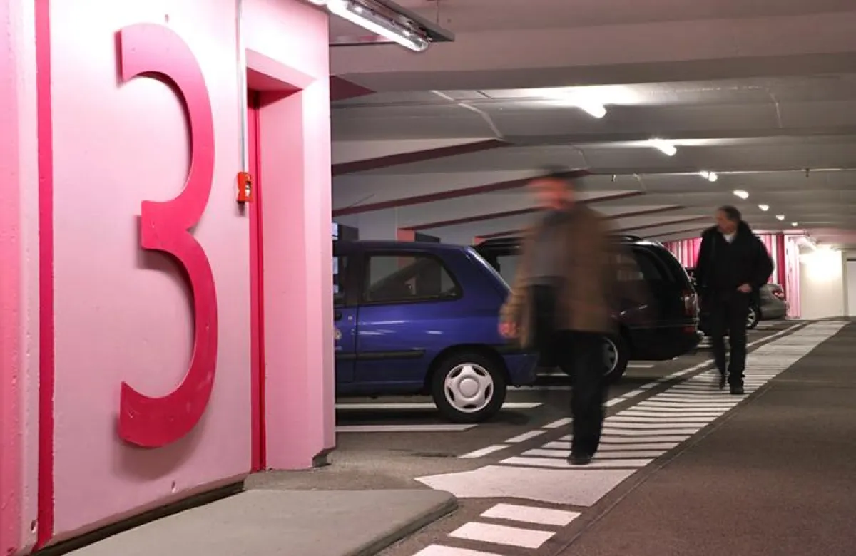 Die oberen Parkdecks der Schlossberggarage erstrahlen nun in neuem Glanz: Jeder Treppenaufgang und jede Ebene sind in einer anderen Farbe gestrichen und mit übersichtlichen Ziffern gekennzeichnet.