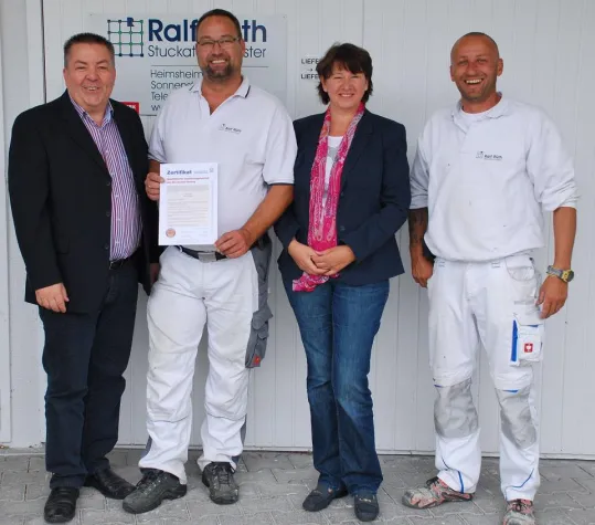 Heimsheimer Stuckateurmeister erhält Urkunde über ein Ausbildungsleitbild Bild: Heimsheimer Stuckateurmeister erhält Urkunde über ein Ausbildungsleitbild