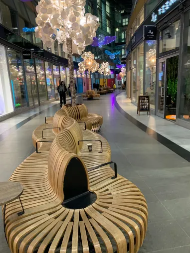 Bild: Attraktive Sitzbereiche & Sitzinseln erhöhen die Verweilqualität in Shopping Center & Wartebereichen