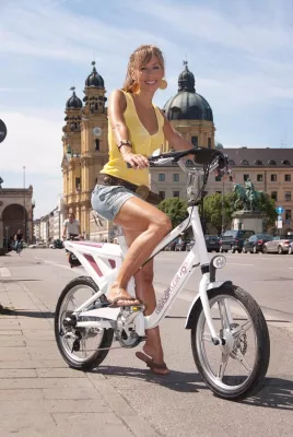 Das EAGLE City E-Bike feiert Europapremiere in München mit Produktbotschafterin Annemarie Warnkross Bild: Das EAGLE City E-Bike feiert Europapremiere in München mit Produktbotschafterin Annemarie Warnkross