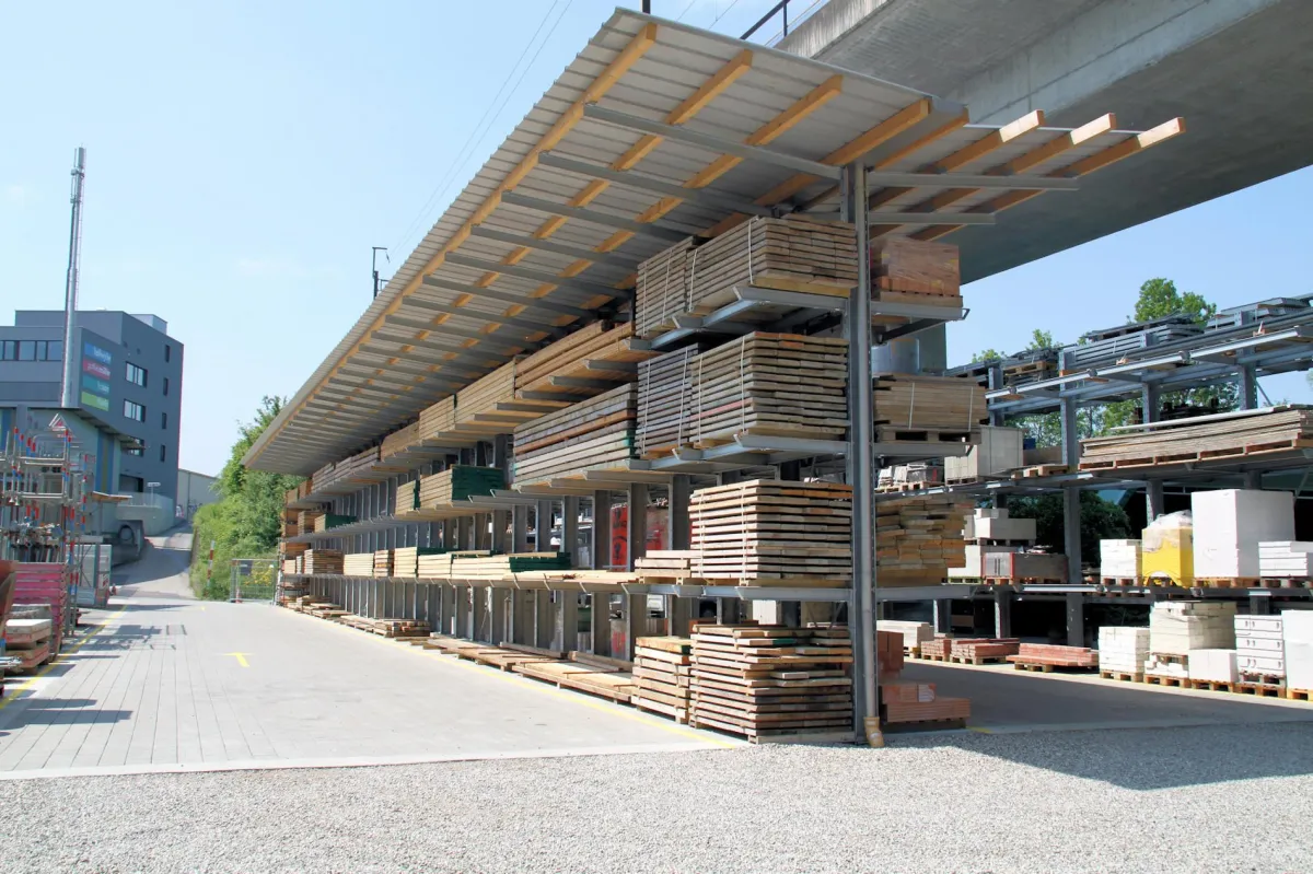 Die Regale ermöglichen eine flexible Lagerung von Langgut, Paletten und Boxen. (©: Gottlieb Müller)