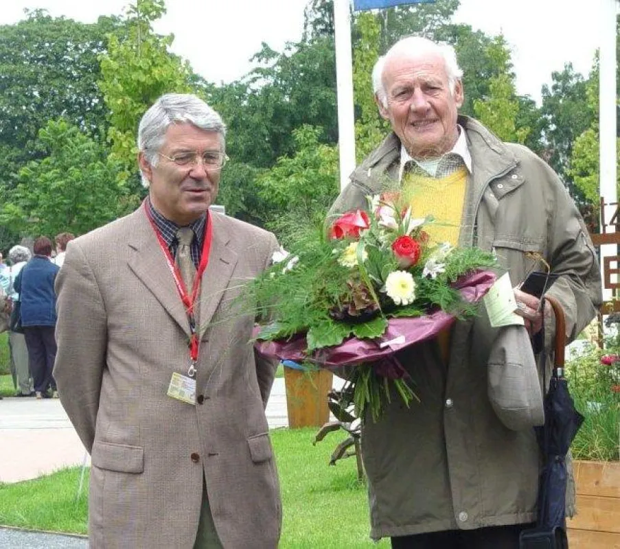 Herbert Breves freut sich über den Blumenstrauß von Oberbürgermeister Ludwig Hoffmann