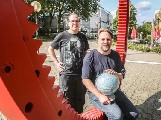 Forscher der TU Dortmund weisen Wasser auf der gesamten Mondoberfläche nach Bild: Forscher der TU Dortmund weisen Wasser auf der gesamten Mondoberfläche nach