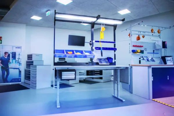 Bild: Mit wenigen Handgriffen zum ergonomischen Systemarbeitsplatz